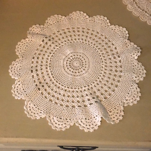 Pretty doily - Picture 1 of 2